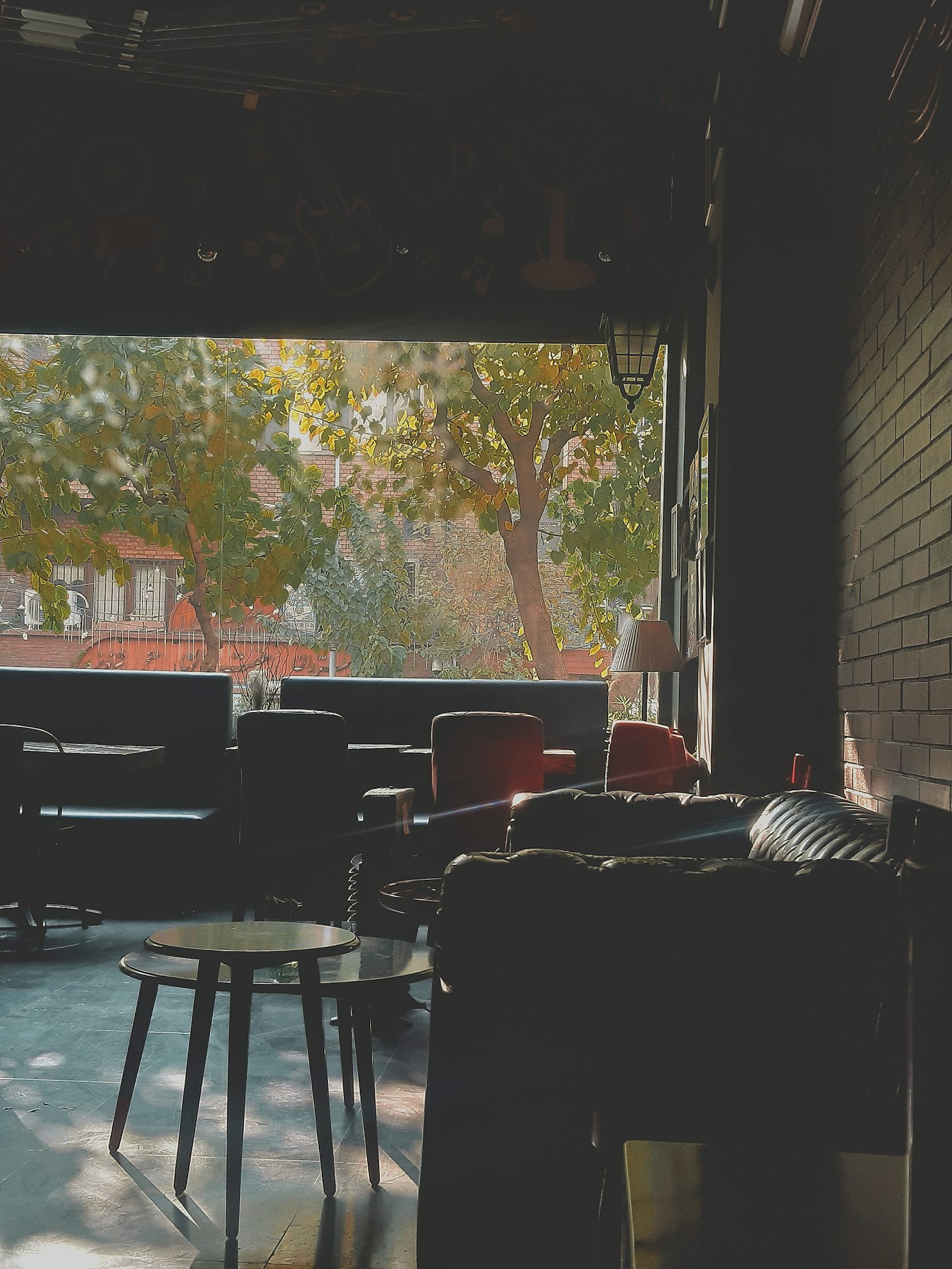 Rustige zitplek bij het raam van Noordplein Koffie & Lunch