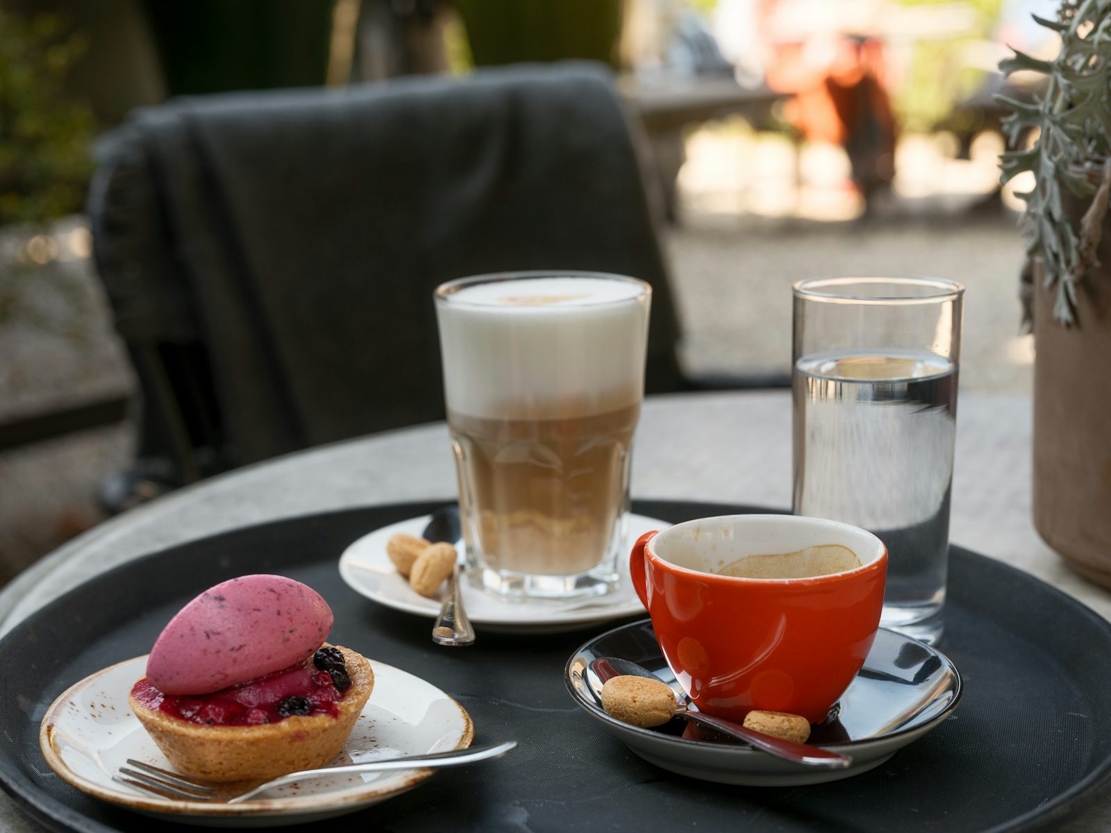 Koffie en klein gebak op een tafel
