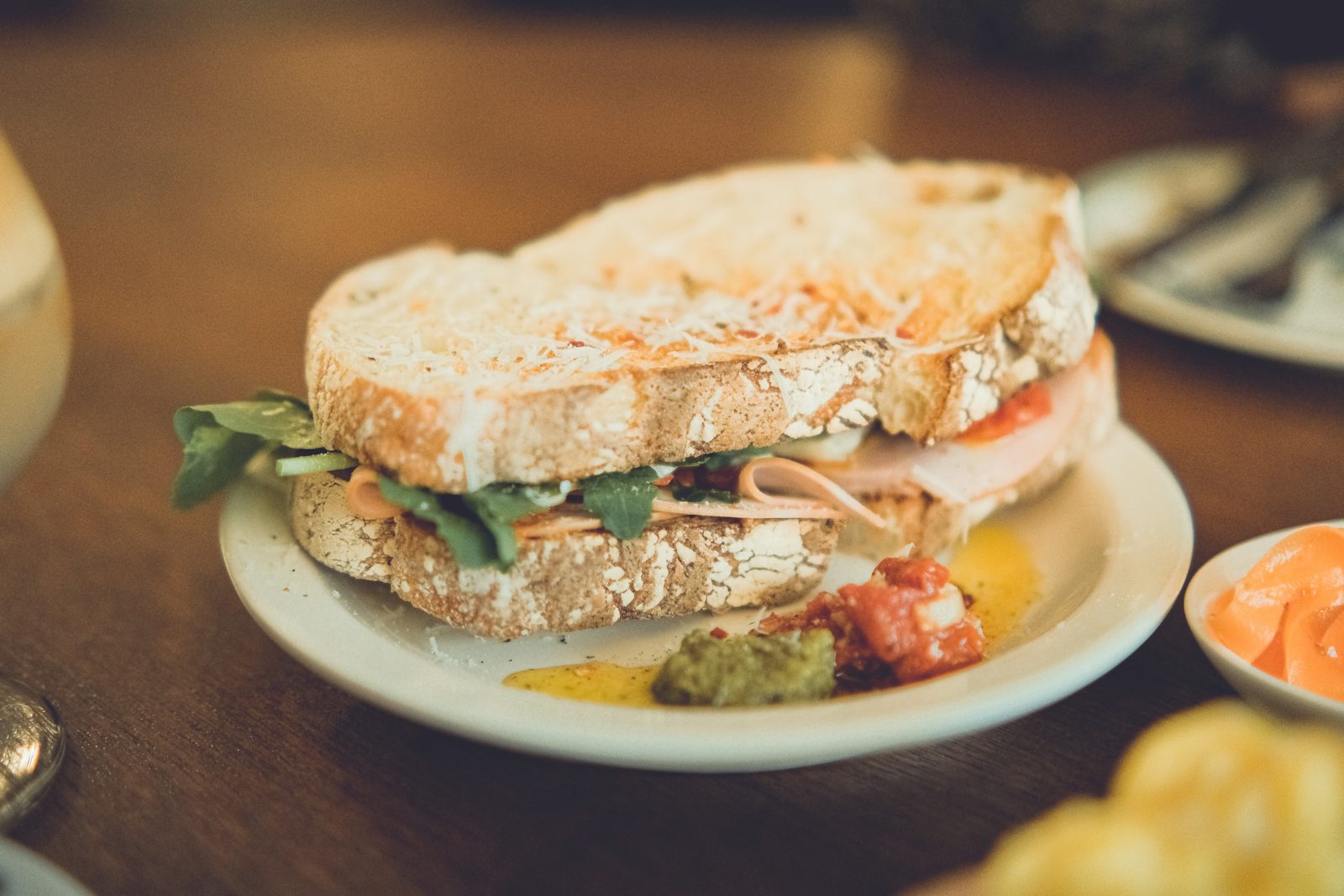Lunchgerecht op een houten tafel